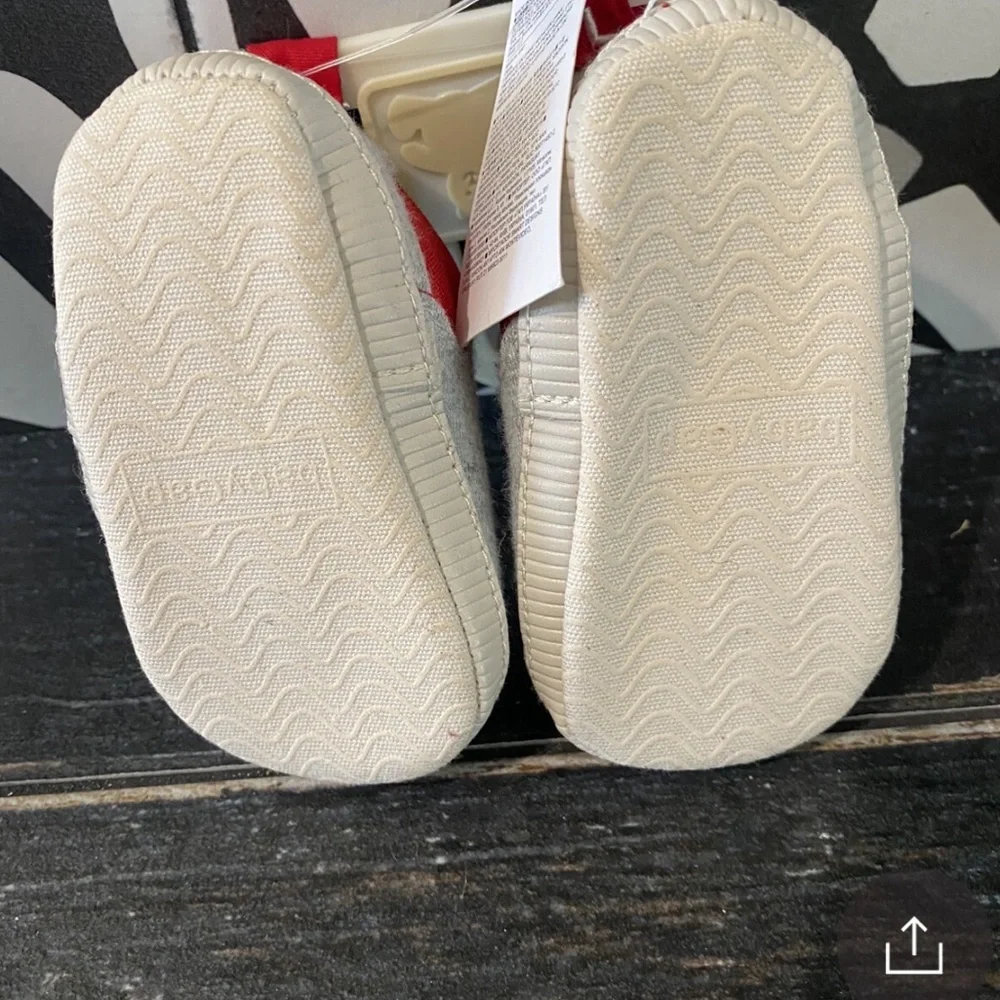 ❌⭕️unisex baby booties❌⭕️by babyGAP! cute and comfy and cozy for your little👶🏻